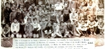 Grupo de niños ante la escuela de Blimea con Don Aquilino de la Torre